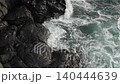 [4K] 無縫慢動作背景鏡頭，展現了洶湧的白色海浪拍打著黑色的岩壁，以及海浪的湧動。 140444639
