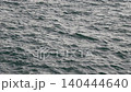 [4K] 無縫慢動作背景鏡頭，展現細微起伏的海浪和深色的海面。 140444640