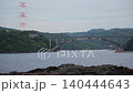 [4K] 美麗的山脈和橫跨大津浦的大津橋 - 沿海基礎設施通用背景素材 140444643
