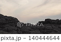 [4K] 深色岩脊與日落漸層天空的抽象通用背景素材 140444644