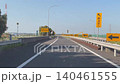 從車窗向外望去，可以看到你駛入並穿過ETC收費站的景象。 140461555
