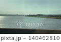 從高速公路的汽車車窗望出去，可以看到日本鄉村的景色。 140462810