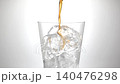 將可樂倒入裝滿冰塊的玻璃杯中。 140476298