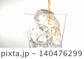 將可樂倒入裝滿冰塊的玻璃杯中。 140476299