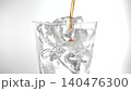 將可樂倒入裝滿冰塊的玻璃杯中。 140476300