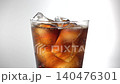 將可樂倒入裝滿冰塊的玻璃杯中。 140476301