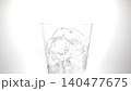 將可樂倒入裝滿冰塊的玻璃杯中。 140477675