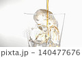 將可樂倒入裝滿冰塊的玻璃杯中。 140477676