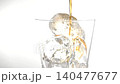 將可樂倒入裝滿冰塊的玻璃杯中。 140477677