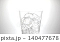 將可樂倒入裝滿冰塊的玻璃杯中。 140477678
