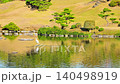 美しい築山と水辺に佇むサギ(白鷺)・日本庭園の風景 (熊本市)(水前寺成趣園) 美しい築山と水辺に佇むサギ(白鷺)・日本庭園の風景 (熊本市)(水前寺成趣園) 140498919