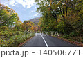 秋季駕車行駛在裡萬代的萬代黃金線上 140506771