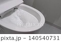 トイレ便器に泡洗剤をスプレーする様子 140540731