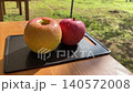 蘋果。一段視頻，畫面中是帶有水滴的黃色和紅色蘋果。 140572008