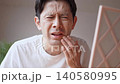 鏡を見ながら口元にできた口唇ヘルペスの症状に悩み、顔をしかめるミドル男性 鏡を見ながら口元にできた口唇ヘルペスの症状に悩み、顔をしかめるミドル男性 140580995