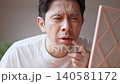 鏡を見ながら口元にできた口唇ヘルペスの症状に悩み、顔をしかめるミドル男性 鏡を見ながら口元にできた口唇ヘルペスの症状に悩み、顔をしかめるミドル男性 140581172