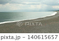 陰天，海浪輕柔拍打著沙灘，構成了一幅寧靜的畫面。 140615657