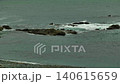 波濤洶湧、陰雲密佈的大海，白色的海浪拍打著岩石海岸。 140615659