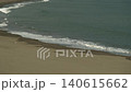 陰天從高處俯瞰廣闊的沙灘和海岸線。 140615662