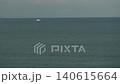 一艘白色漁船緩緩駛過平靜的海面。 140615664