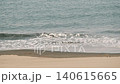 美麗的米色沙灘和輕輕拍打著的翠綠色海浪。 140615665