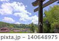 鳥居和鄉村景色，展現了典型的日本風景。 140648975