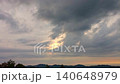 天空寧靜，夕陽透過雲層的縫隙灑下斑駁的光影。 140648979