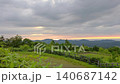 從山頂眺望陰雲密布的傍晚天空和鄉村景色。 140687142