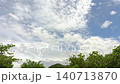 一段展現雲朵和天空流動景象的動態影片。 140713870