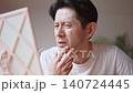 鏡を見ながら口元にできた口唇ヘルペスの症状に悩み、顔をしかめるミドル男性 鏡を見ながら口元にできた口唇ヘルペスの症状に悩み、顔をしかめるミドル男性 140724445