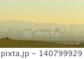 拉斯維加斯城市景觀的輪廓、廣闊的沙漠景觀，以及在高速公路行駛時從車窗拍攝的畫面。 140799929