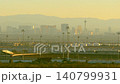 拉斯維加斯城市景觀的輪廓、廣闊的沙漠景觀，以及在高速公路行駛時從車窗拍攝的畫面。 140799931