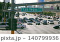 拉斯維加斯大道上的汽車和城市景觀；路牌；從上方俯視的起重機。 140799936