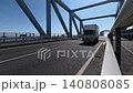 東京ゲートブリッジを走行するトラックと車 140808085