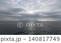 適合用作背景的海景視訊素材，捕捉了略微陰沉的天空和水面柔和地反射光線的景象。 140817749