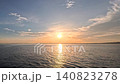 一段延時視頻，緩緩展現了雲朵的運動與透過美麗海岸線的光線之間的對比。 140823278