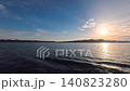 水手的視角：一段縮時攝影，展現了海洋的景象，陸地清晰可見，太陽的軌跡則繪製在右側。 140823280
