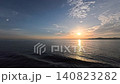 影片畫面捕捉到浩瀚的海洋和寧靜的海浪在耀眼的日出映照下顯得格外美麗。 140823282