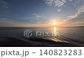 這段影片捕捉了耀眼的陽光與波光粼粼的大海之間令人心曠神怡的對比，營造出一種開闊的感覺。 140823283