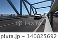 東京ゲートブリッジを走行する車とトラック 140825692