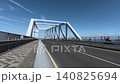 東京ゲートブリッジを走行する車とトラック 140825694