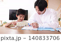 自宅でお父さんに勉強を教えてもらう小学生 自宅でお父さんに勉強を教えてもらう小学生 140833706