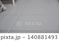 用吸塵器清潔 用吸塵器清潔 140881493
