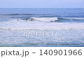 夏日大海與衝浪者－衝浪者在海灘上享受衝浪的夏日景象。 140901966