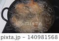 鶏のから揚げを揚げる様子 140981568