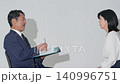 一男一女正在會面。面試、招募、媒體報導、問卷調查、諮詢、輔導、商業、人力資源、會議。 140996751