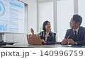 一群商務人士正在開會，同時觀看螢幕。 （關鍵字：管理、策略、諮詢、會議、團隊合作） 140996759