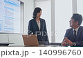 一群商務人士正在開會，同時觀看螢幕。 （關鍵字：管理、策略、諮詢、會議、團隊合作） 140996760