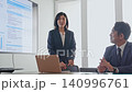 一群商務人士正在開會，同時觀看螢幕。 （簡報、商務談判、提案、會議、團隊合作、研討會） 140996761