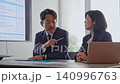 一群商務人士一邊查看文件一邊交談。 （會議、討論、諮詢、團隊合作、管理、人力資源） 140996763